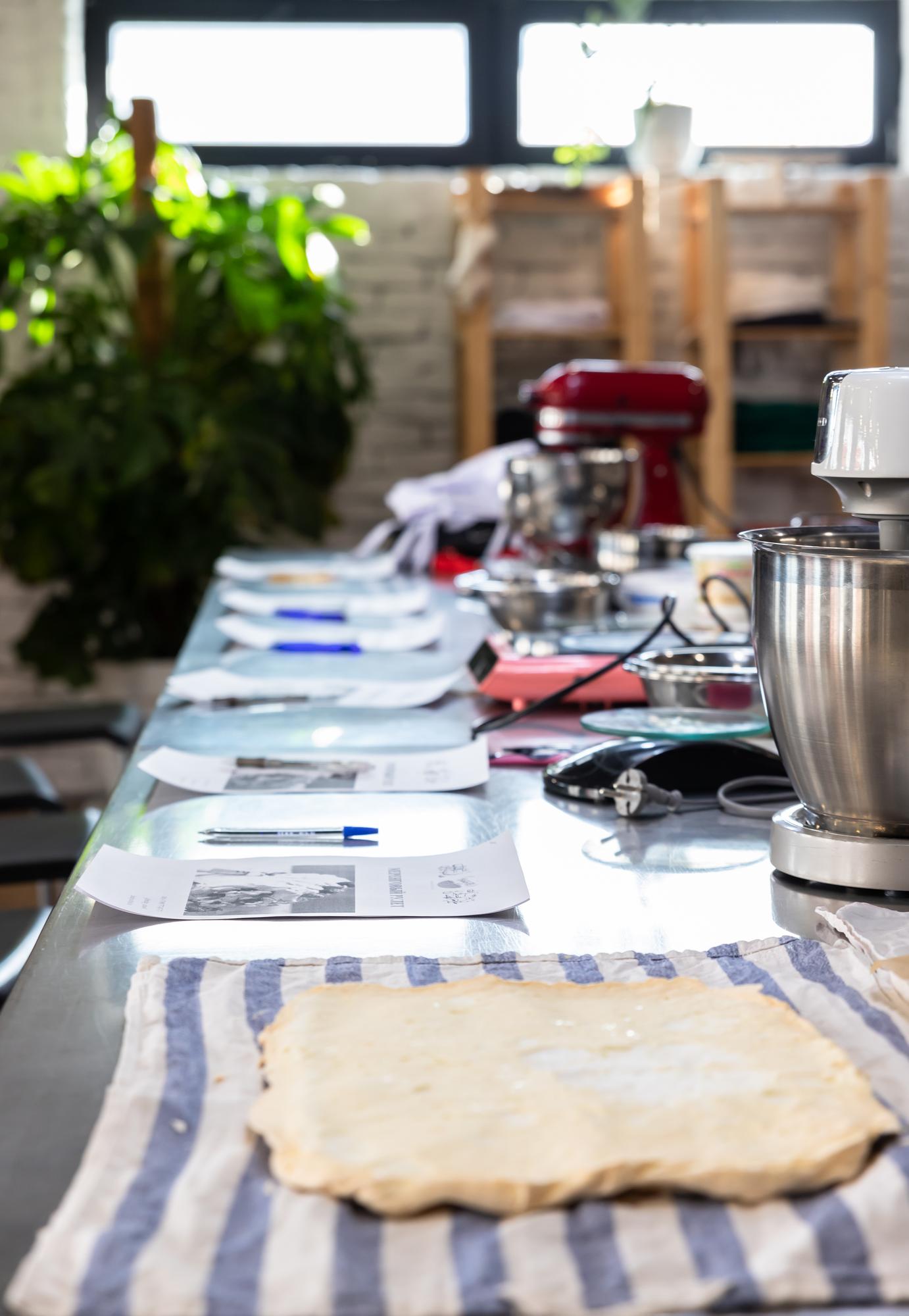 Postazione di lavoro culinaria con strumenti professionali